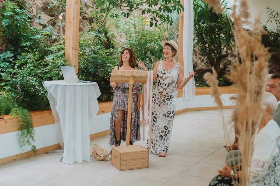 Valérie et son amie traductrice lors d'un mariage franco-italien