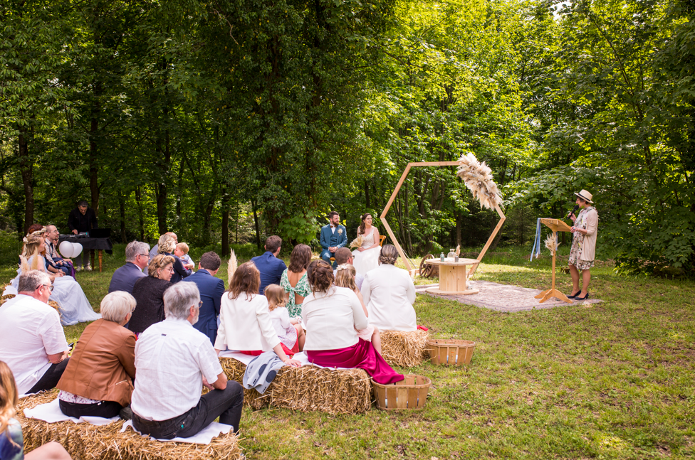 Cérémonie en forêt — arche hexagonale & bottes de paille
